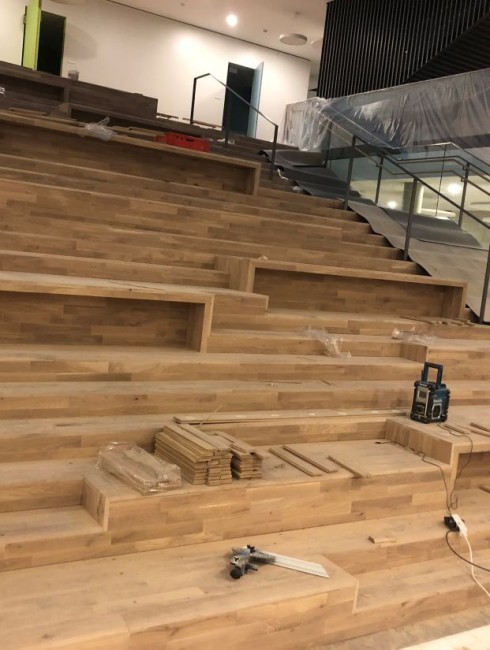 Holztribüne für Publikum